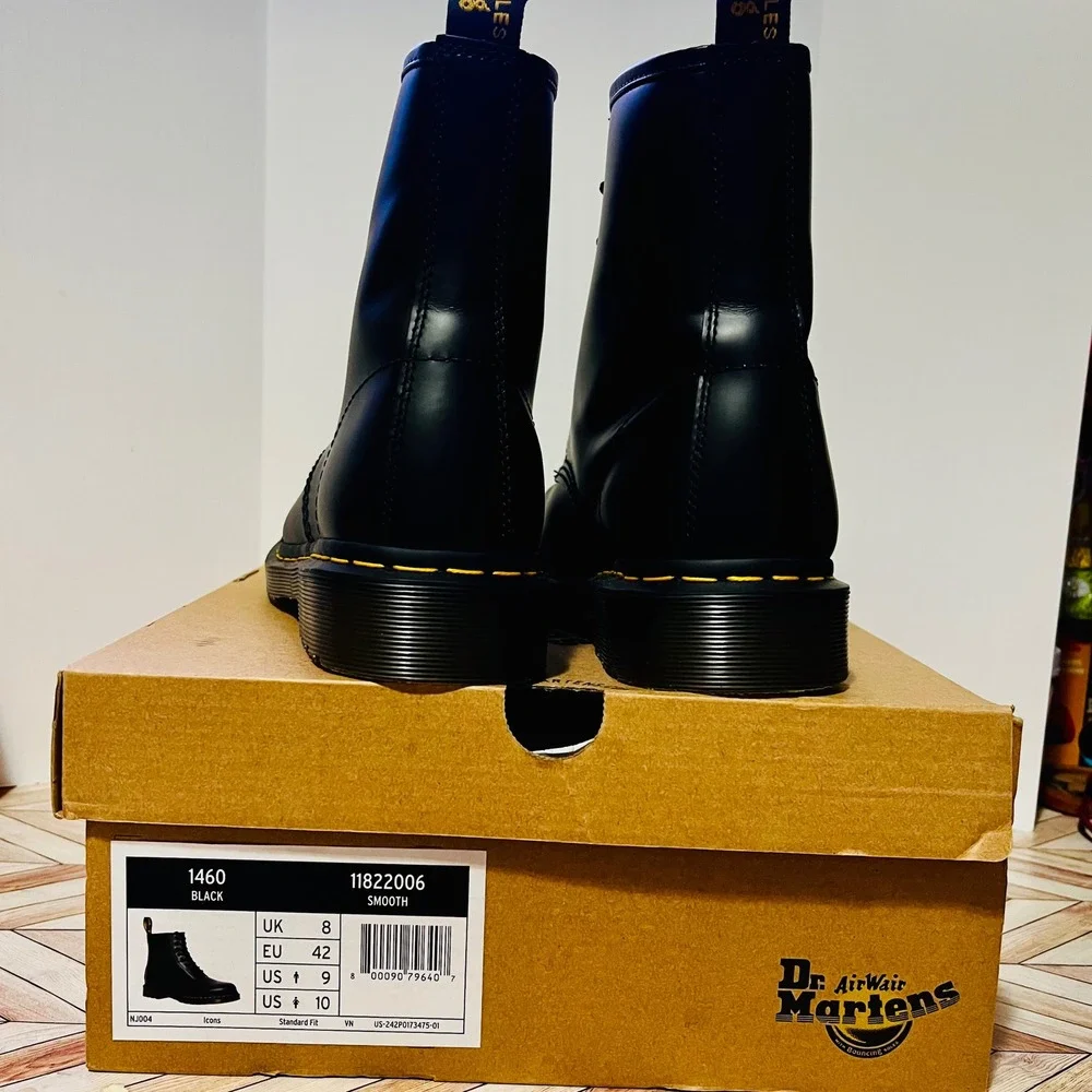 Dr Martens 1460 Smooth Leather Lace Up Combat Boots Men 9 Women 10 Black NIB